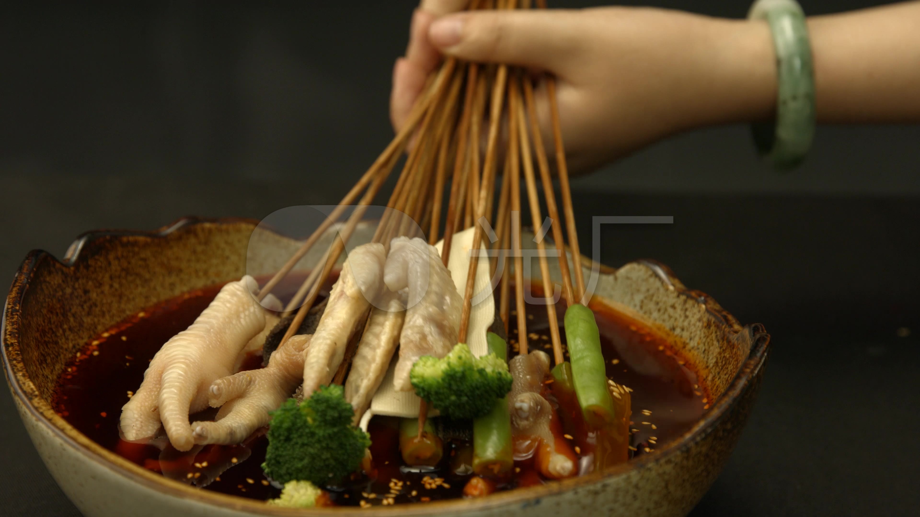 钵钵鸡不串串香的做法 钵钵鸡的串串都用什么食材