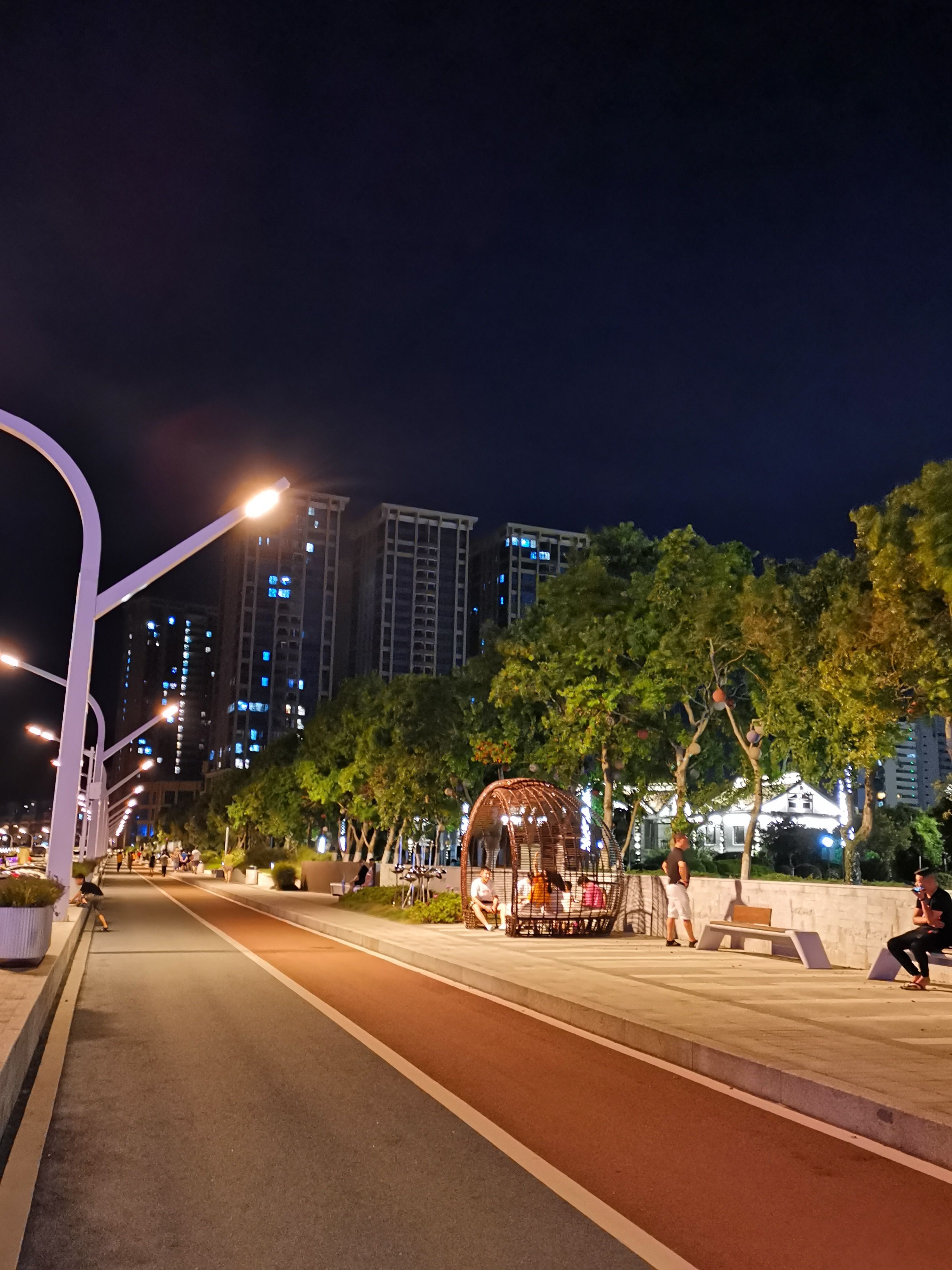 女生晚上去广场散步的好处 女生晚上去广场散步的好处是什么