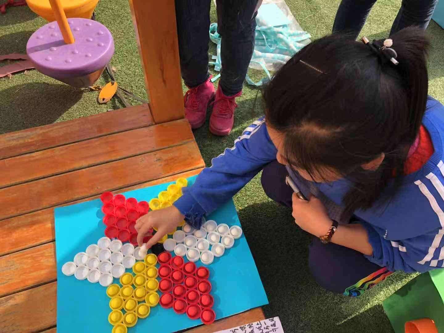 幼儿园跳棋的玩法具体步骤 幼儿园跳棋技巧图解一步一图