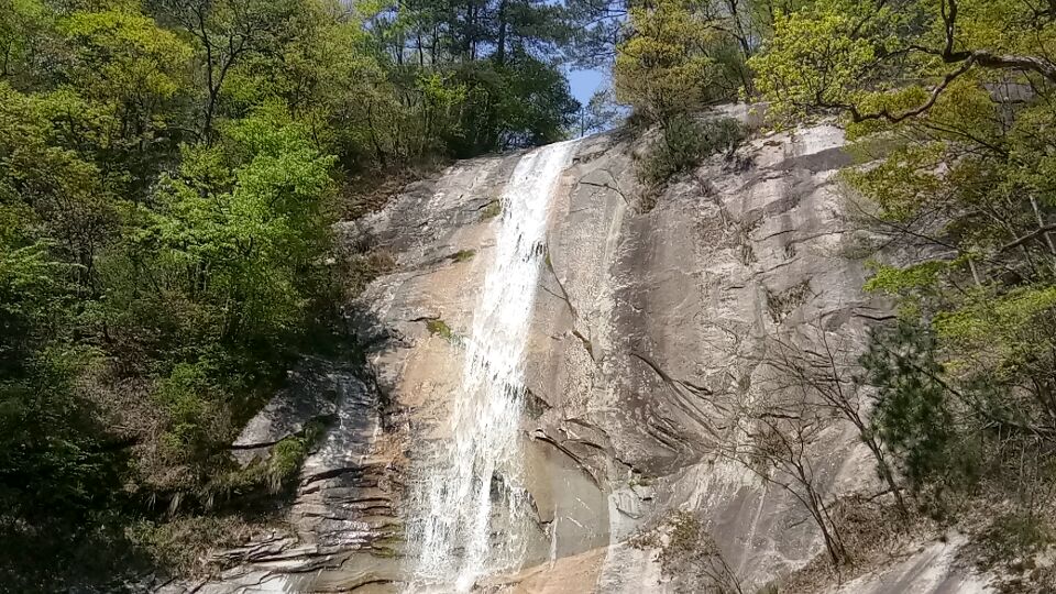 洛阳抱崽寨旅游攻略视频 洛阳抱犊寨风景区住宿多少钱?