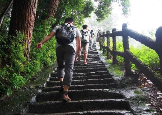 男人经常爬山的好处和坏处 男人经常爬山的好处和坏处是什么