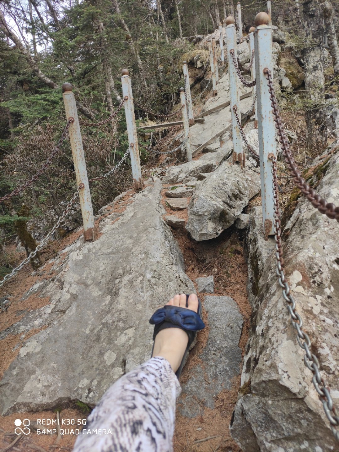 穿半拖鞋爬山的好处和坏处 穿半拖鞋爬山的好处和坏处有哪些